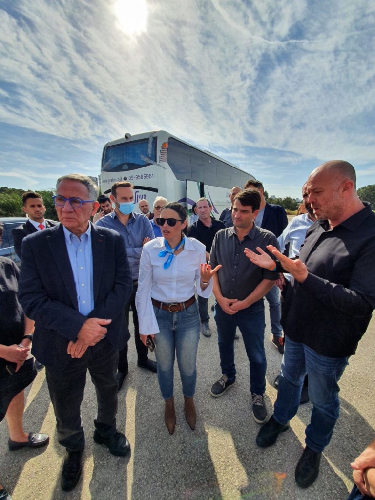 שרת הפנים איילת שקד, בסיור במתחם עם ראשי הרשויות המקומיות. דצמבר 2021